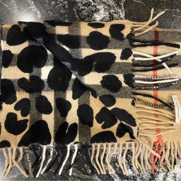 Burberry - Classic Check Cashmere Burberry Scarf with Leopard print. - Picture 3 of 3